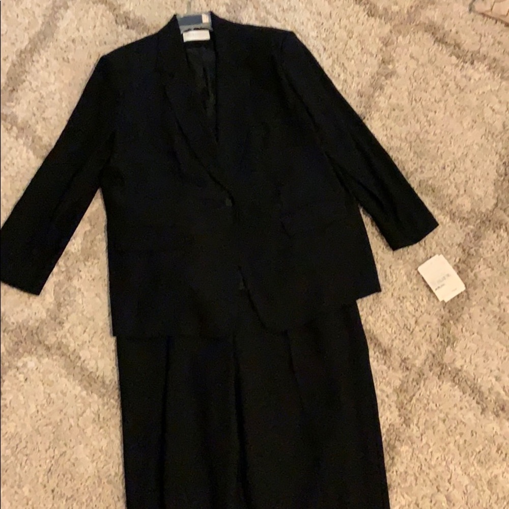 Elizabeth by Liz Claiborne black pants suit NWT